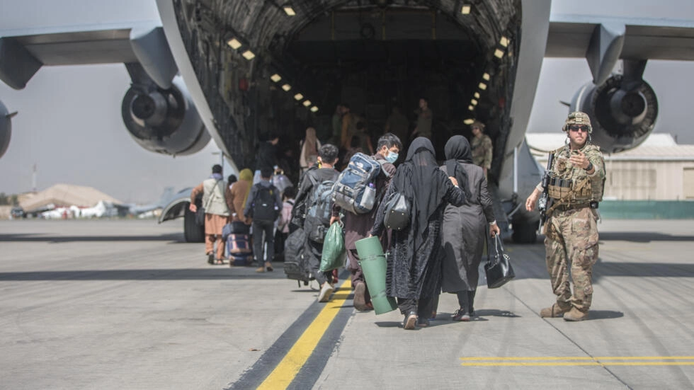 Families board a US Air Force C-17 during the evacuation of Kabul, Afghanistan, 23 August 2021. © Samuel Ruiz, AFP