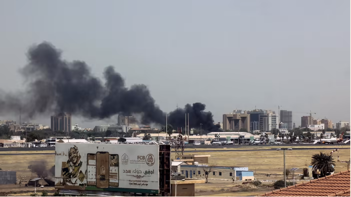 Heavy smoke bellows above buildings in the vicinity of Khartoum’s airport as heavy fighting breaks out in the Sudanese capital © AFP via Getty Images