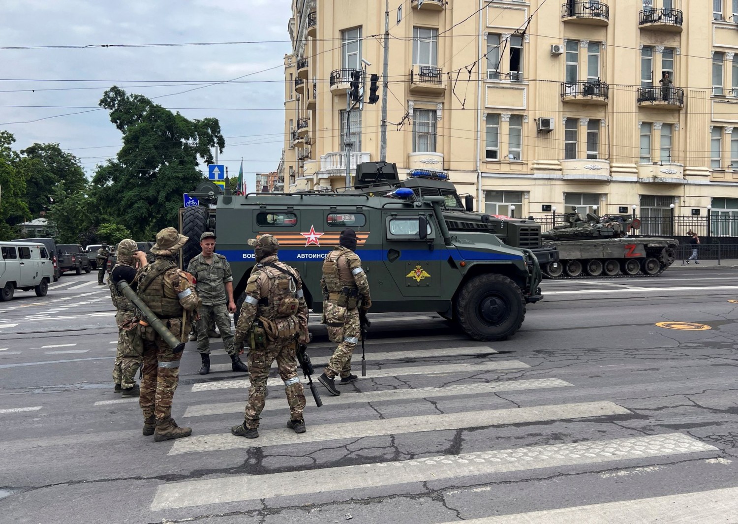 Wagner fighters on Saturday spoke with a Russian service member near the headquarters of the Southern Military District in Rostov. STRINGER/REUTERS