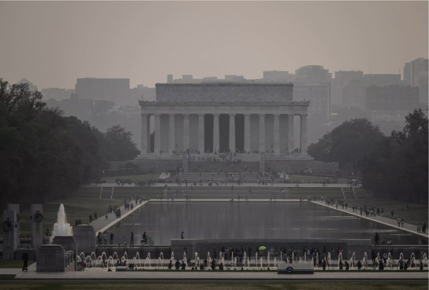 The Lincoln Memorial is seen as smoke from wildfires in Canada cause hazy conditions in Washington, DC, on June 7, 2023. © Andrew Caballero Reynold, AFP