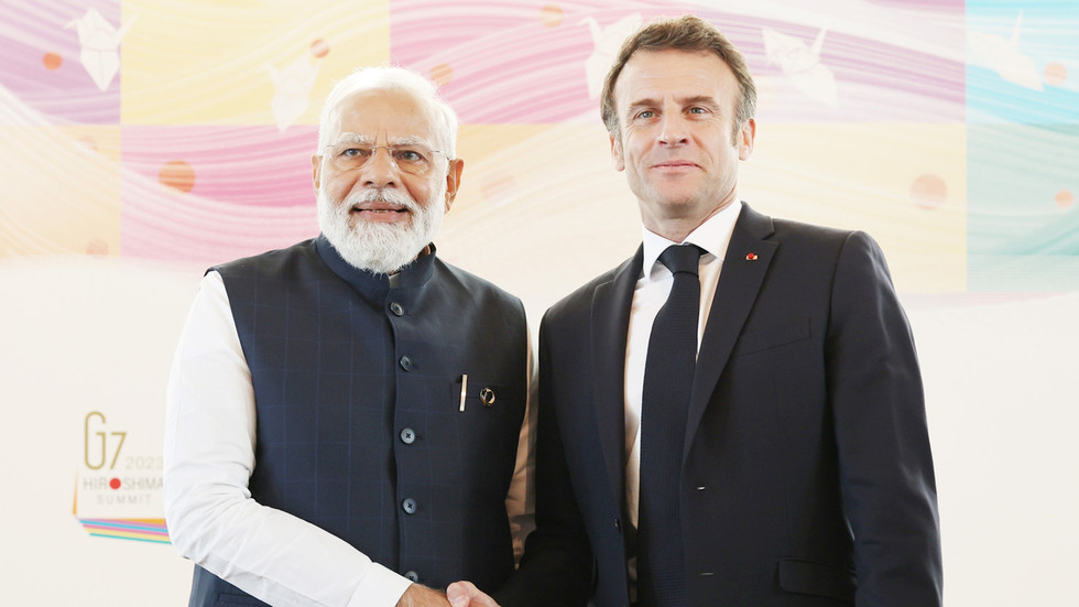 Indian Prime Minister Narendra Modi (L) shakes hands with French President Emmanuel Macron (R). ©  Press Information Bureau (PIB) / Handout / Anadolu Agency via Getty Images
