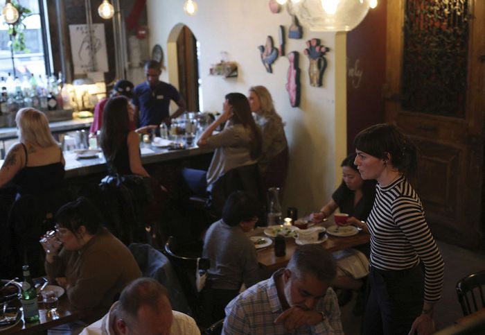 In Chicago, large businesses pay servers, bussers, bartenders and other tipped employees a minimum of $9.48 an hour—with tips making up the difference. PHOTO: JOHN J. KIM/CHICAGO TRIBUNE/ABACA/REUTERS