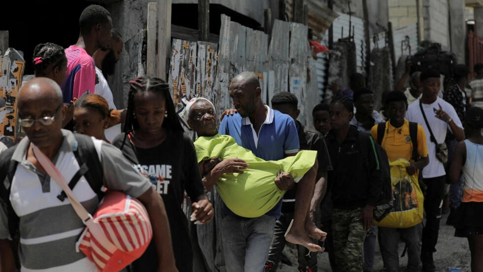 Crammed into cars, on motorcycles or on foot, thousands of residents on Tuesday fled a gang-ridden district of the Haitian capital, an AFP reporter observed.