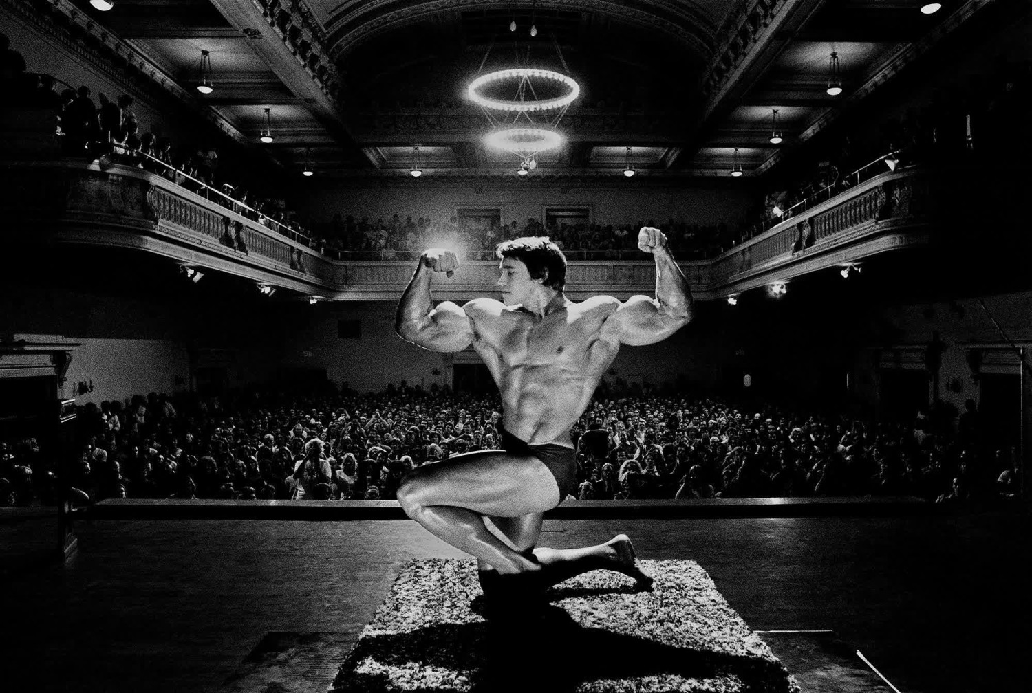 Arnold Schwarzenegger strikes bodybuilding poses in San Francisco in 1975. (Max Aguilera-Hellweg/Courtesy Taschen)