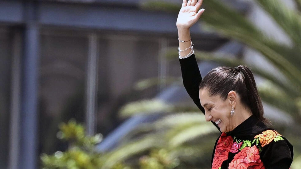 Former Mexico City mayor and presidential hopeful Claudia Sheinbaum waves to supporters. © Alfredo Estrella, AFP file photo