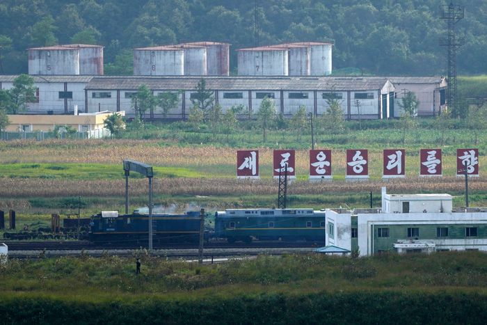 An olive green train believed to be carrying North Korean leader Kim Jong Un traveled on his country’s border with Russia on Monday. PHOTO: NG HAN GUAN/ASSOCIATED PRESS