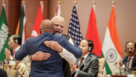 Indian Prime Minister Narendra Modi (r) hugs Azali Assoumani of the African Union at the G20 Summit in New Delhi, India, September 9, 2023 © Getty Images / picture alliance / Contributor