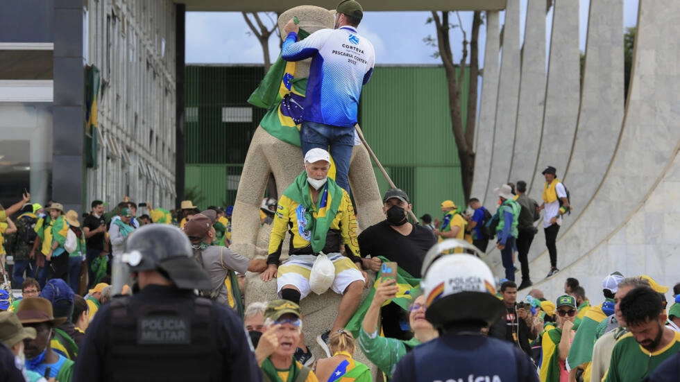 Supporters of Brazilian former President Jair Bolsonaro invade Planalto Presidential Palace in Brasilia on January 8, 2023 © Sergio Lima / AFP/File