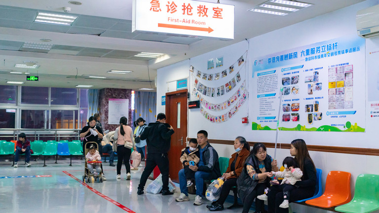 Parents with children suffering from respiratory disorders line up at a children's hospital in Chongqing, China, November 23, 2023 ©  CFOTO / Future Publishing via Getty Images