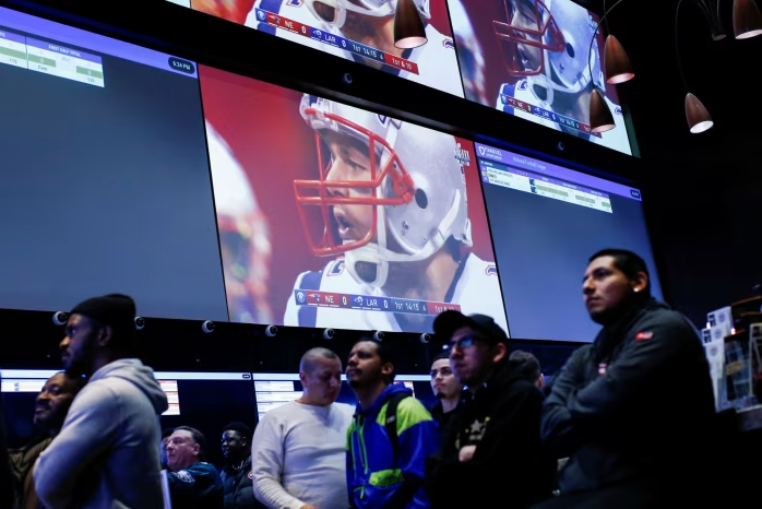 People watch the game after making their bets at the FanDuel sportsbook during the Super Bowl in East Rutherford, New Jersey, in 2019 © Eduardo Munoz/Reuters