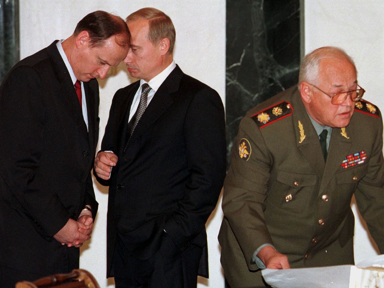 Putin, center, when he was prime minister, spoke to Patrushev, left, then head of the FSB, in 1999. PHOTO: REUTERS