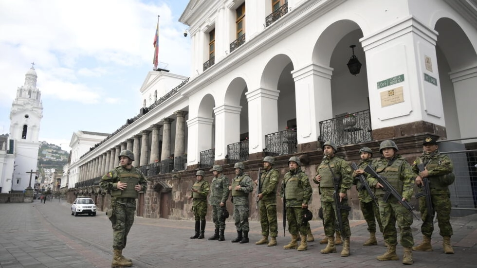 Soldiers stand guard outside the presidential palace in downtown Quito on January 10, 2024. © Str / AFP