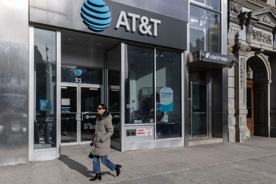 Thousands of AT&T Customers Lose Cell Service