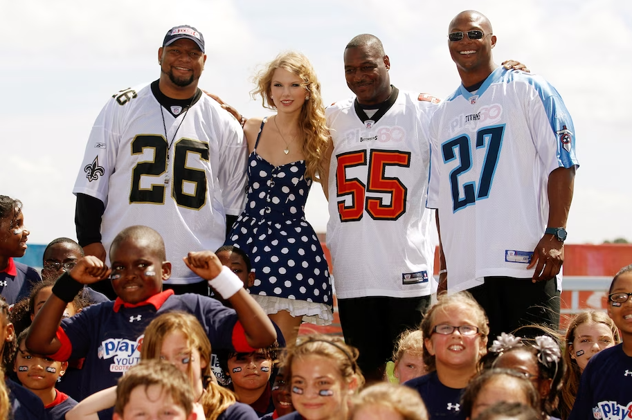 Deuce McAllister, Taylor Swift, Derrick Brooks, and Eddie George pose for a photo during the NFL's Play 60 campaign to fight childhood obesity in 2010. (Chris Graythen/Getty Images)
