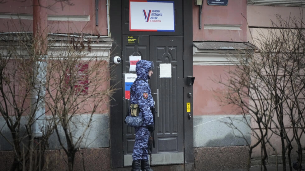 A Russian Rosguardia (National Guard) serviceman stands guard at a polling station during the presidential elections in St. Petersburg, Russia, Sunday, March 17, 2024. © Dmitri Lovetsky, AP