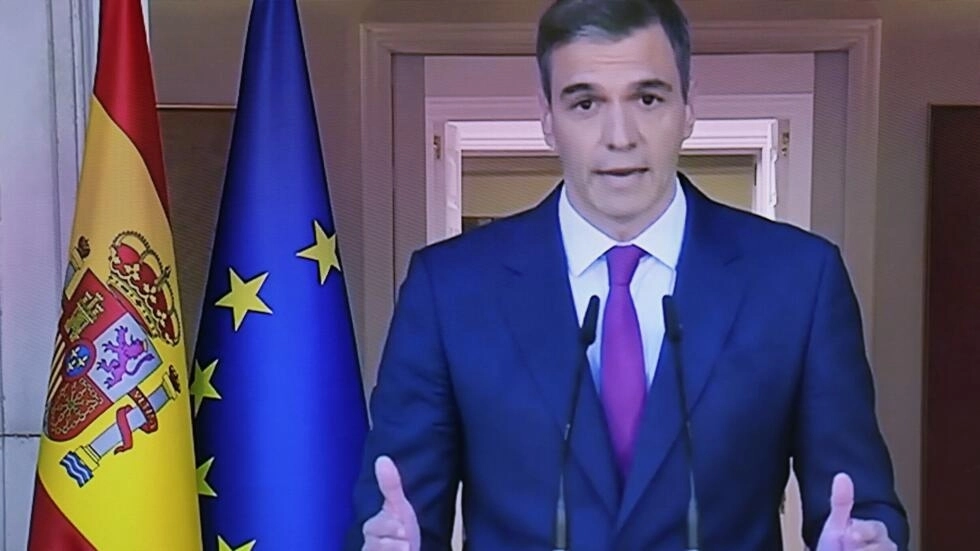 A picture of a TV screen taken on April 29, 2024 in Madrid shows Spain Prime Minister Pedro Sanchez announcing that he stays as prime minister despite political harassment. © Thomas Coex, AFP