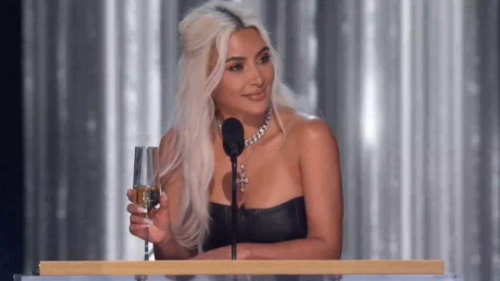 Kim Kardashian brutally booed onstage﻿