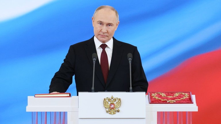 Russian President Vladimir Putin takes the oath of office during his inauguration ceremony at the Kremlin in Moscow, Russia. ©  Sputnik / Alexander Kazakov