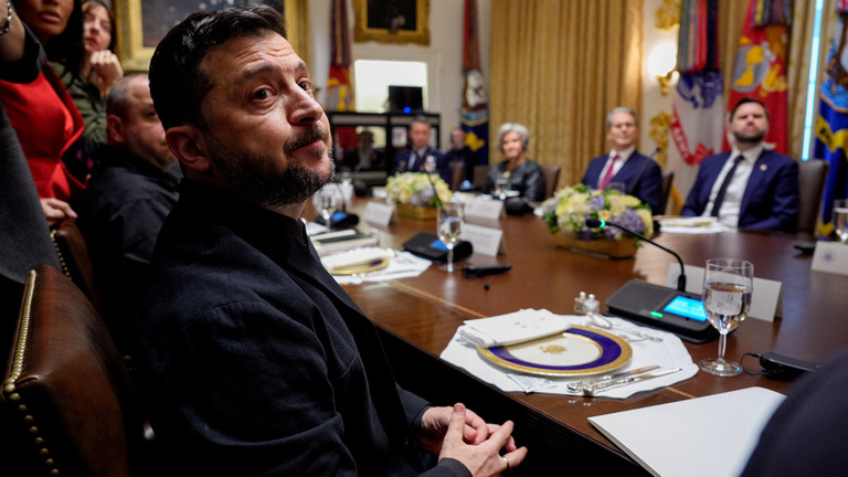Ukrainian leader Vladimir Zelensky attends a meeting with US President Donald Trump at the White House on October 17, 2025, in Washington, DC. ©  Getty Images