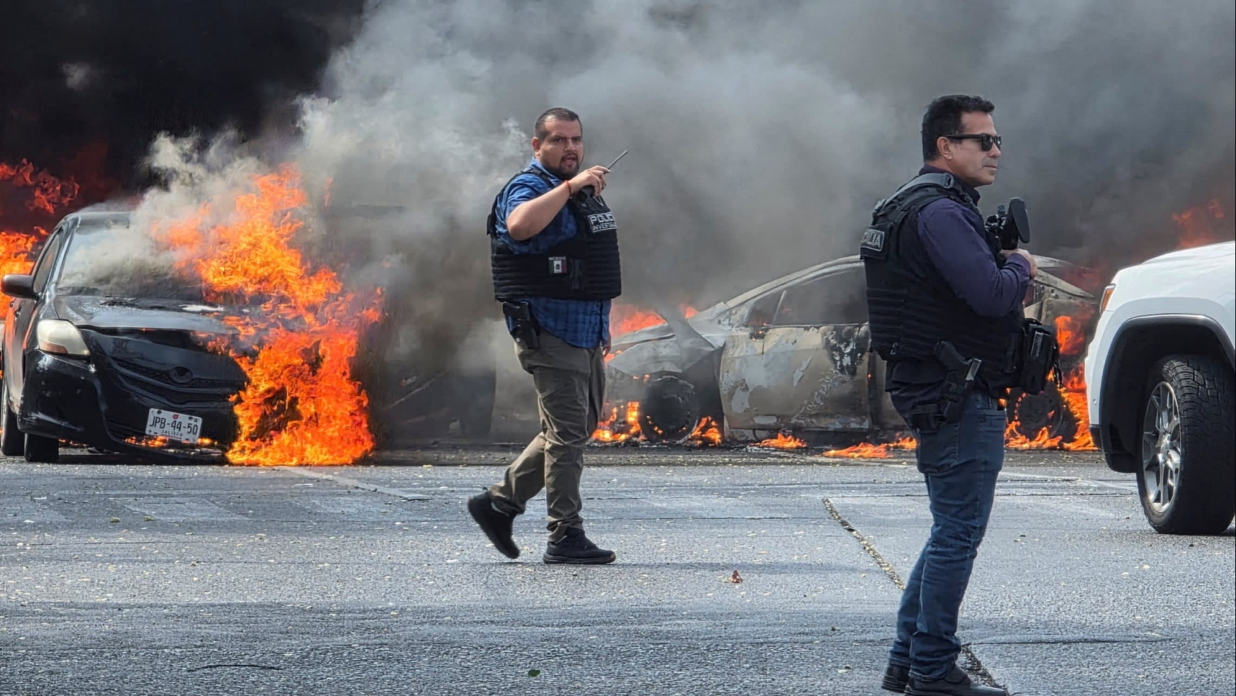 Police officers secure the area where vehicles were set on fire by gang members in Zapopan, Mexico, following the death of ‘El Mencho’ © Gilberto Gall/Reuters