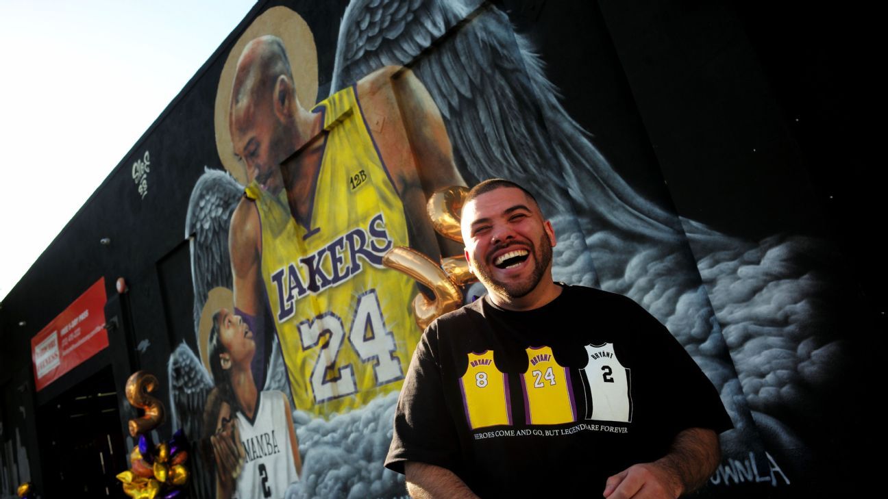 Artist Louie Palsino with his mural of Kobe and Gianna Bryant in Los Angeles on Jan. 26, 2021. (Photo by Keith Birmingham/MediaNews Group/Pasadena Star-News via Getty Images)